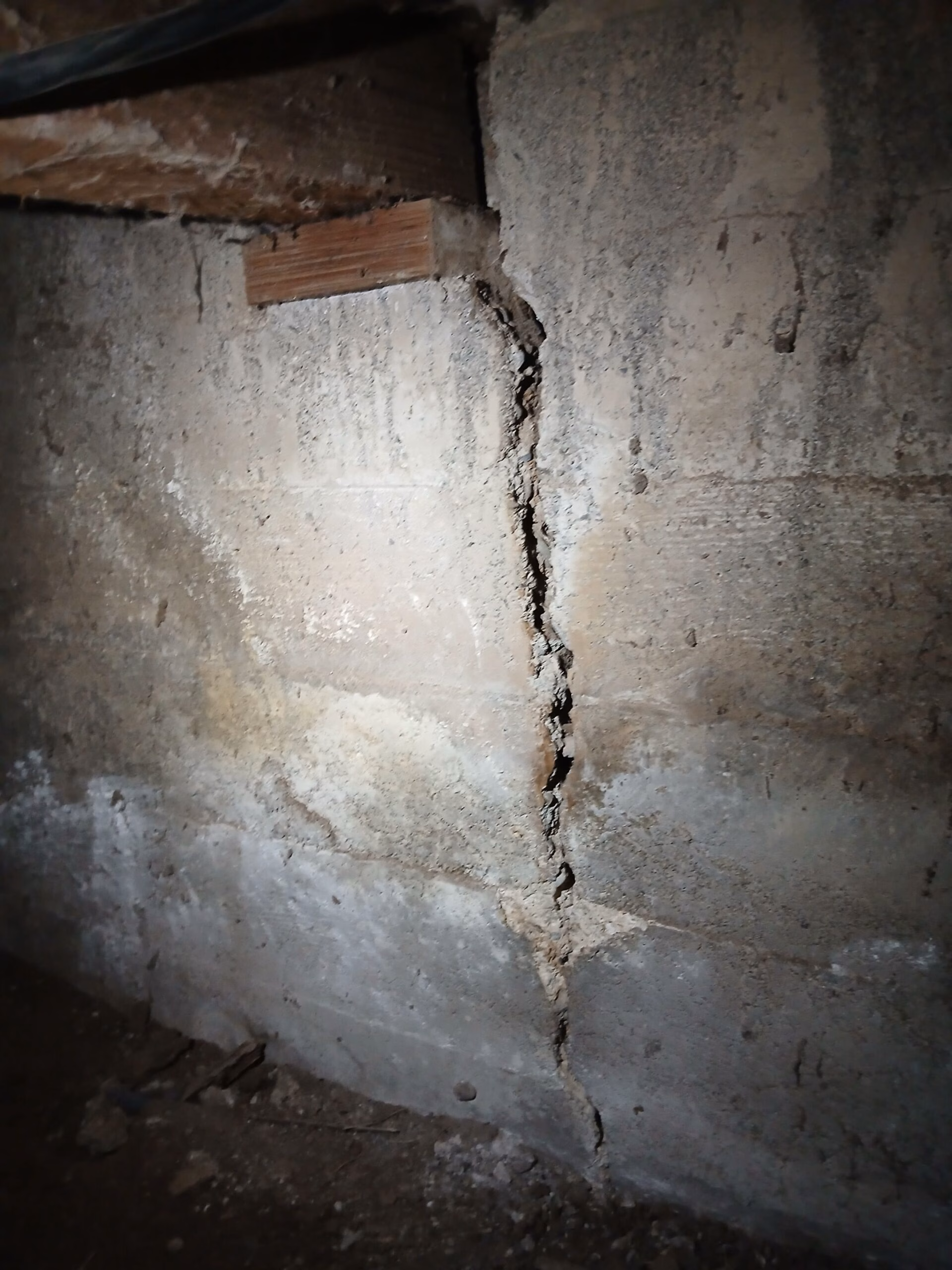 Wall showing foundation crack before carbon fiber solution